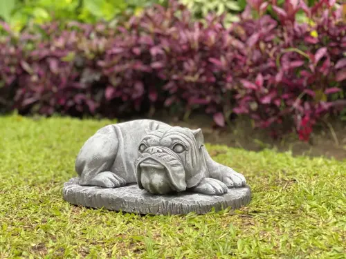 Artikelbild des Artikels “Spike - Liegende Bulldogge auf Sockel, 38 cm L | Steinguss “